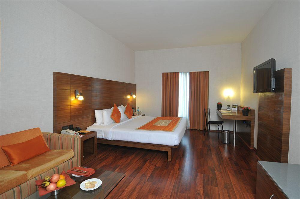 Vits Hotel Пуна Экстерьер фото