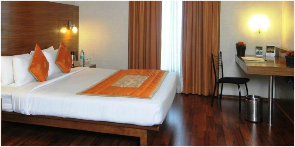 Vits Hotel Пуна Экстерьер фото