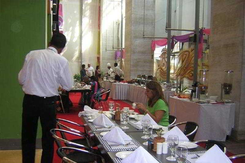 Vits Hotel Пуна Ресторан фото